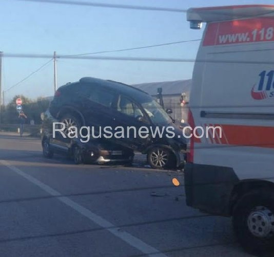 https://www.ragusanews.com/immagini_articoli/04-10-2019/1570210636-pauroso-incidente-donnalucata-cava-d-aliga-1-500.jpg