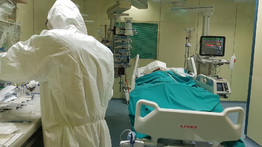 https://www.ragusanews.com/immagini_articoli/04-10-2021/coppia-no-vax-in-ospedale-lui-muore-lei-si-salva-500.jpg