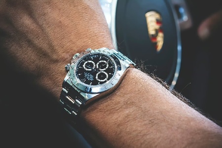 https://www.ragusanews.com/immagini_articoli/04-10-2024/8-rolex-al-polso-l-auto-di-superlusso-e-la-bancarotta-a-modica-300.jpg