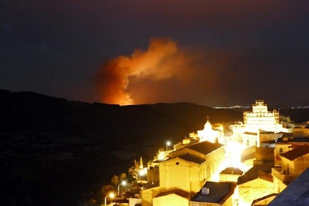 https://www.ragusanews.com/immagini_articoli/04-10-2024/monterosso-almo-grosso-incendio-distrugge-il-bosco-del-monte-casasia-300.jpg