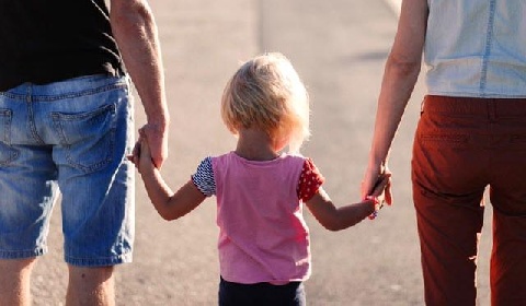https://www.ragusanews.com/immagini_articoli/04-11-2021/bambina-col-covid-abbandonata-trova-famiglia-ma-ora-la-madre-la-rivuole-280.jpg