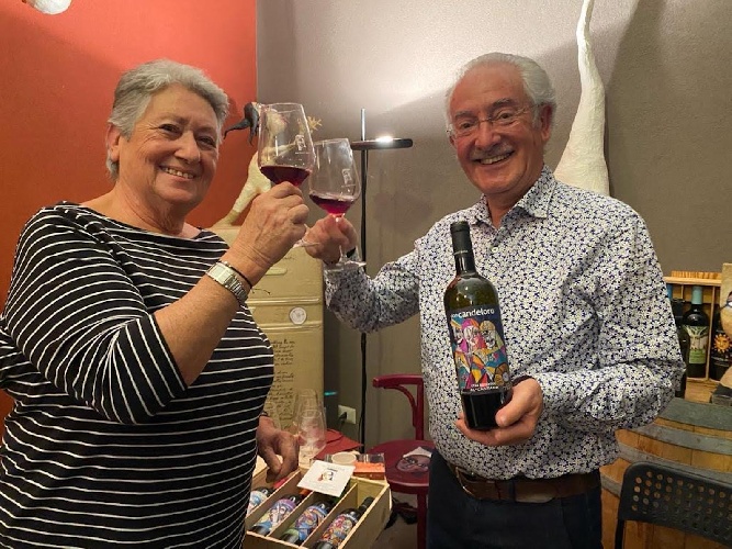 https://www.ragusanews.com/immagini_articoli/04-12-2023/carla-verga-assaggia-il-vino-dedicato-a-giovanni-verga-500.jpg