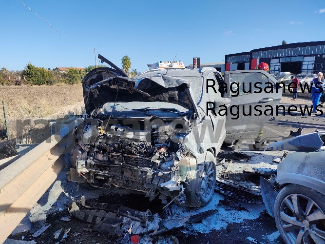 https://www.ragusanews.com/immagini_articoli/04-12-2023/incidente-sulla-comiso-chiaramonte-6-feriti-due-sono-bambini-500.jpg