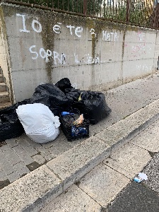 https://www.ragusanews.com/immagini_articoli/05-01-2024/1704453204-la-spazzatura-e-gli-scarponi-da-sci-in-via-monte-cervino-a-ragusa-1-300.jpg