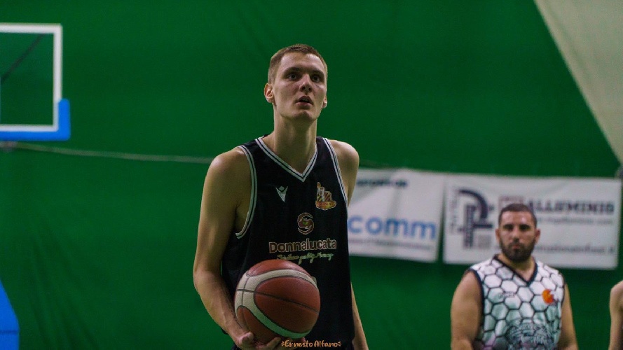 https://www.ragusanews.com/immagini_articoli/05-02-2024/basket-la-meerkat-espugna-adrano-500.jpg