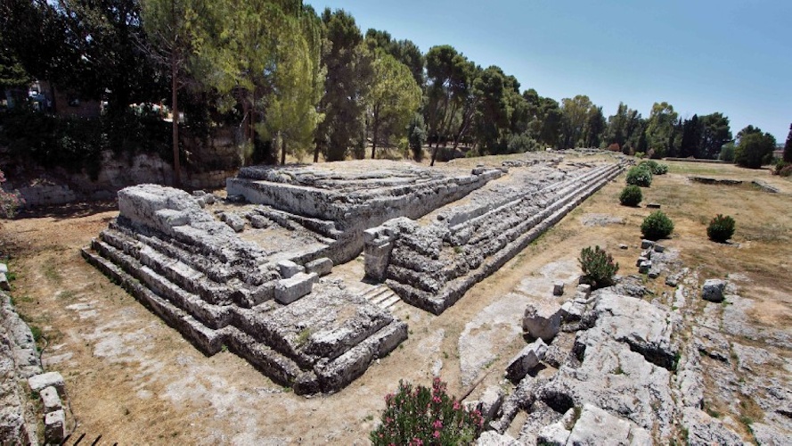 https://www.ragusanews.com/immagini_articoli/05-03-2024/all-ara-di-ierone-ii-gli-spettacoli-d-estate-a-siracusa-500.jpg