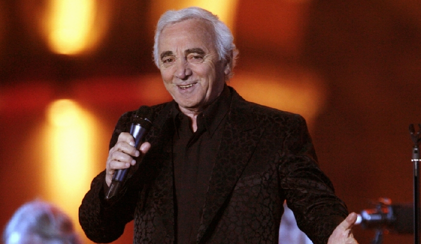 https://www.ragusanews.com/immagini_articoli/05-04-2017/aznavour-taormina-concerto-500.jpg