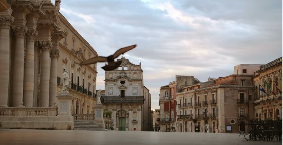 https://www.ragusanews.com/immagini_articoli/05-04-2020/lo-spot-barilla-la-voce-di-sofia-loren-e-piazza-duomo-a-siracusa-500.jpg