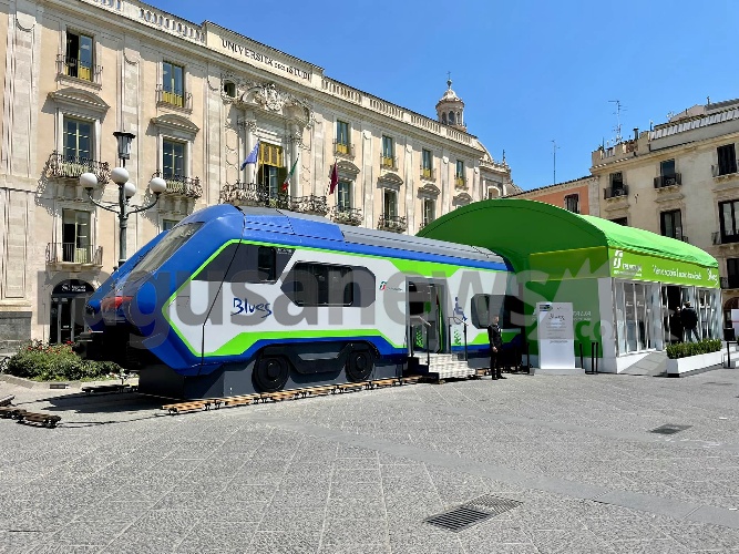 https://www.ragusanews.com/immagini_articoli/05-05-2022/presentato-a-catania-il-blues-primo-treno-ibrido-di-trenitalia-500.jpg