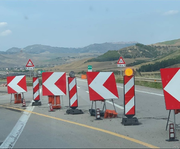 https://www.ragusanews.com/immagini_articoli/05-06-2023/ficarra-e-picone-amara-ironia-sui-lavori-sulla-palermo-catania-500.jpg