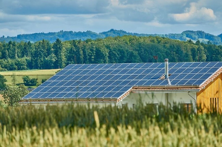 https://www.ragusanews.com/immagini_articoli/05-06-2023/perche-installare-un-impianto-fotovoltaico-a-catania-500.jpg