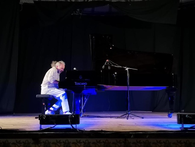 https://www.ragusanews.com/immagini_articoli/05-08-2023/stefano-bollani-fa-sold-out-a-marina-di-modica-500.jpg