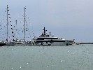 https://www.ragusanews.com/immagini_articoli/05-09-2023/lo-yacht-piacere-e-arrivato-a-marina-di-ragusa-vip-blindato-da-gorilla-100.jpg