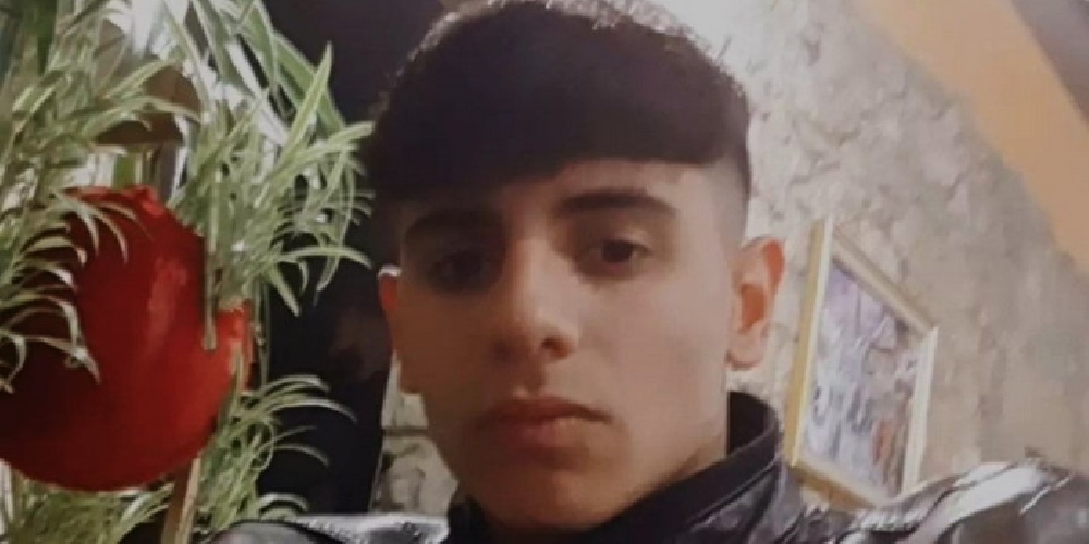 https://www.ragusanews.com/immagini_articoli/05-09-2024/1725540111-vittoria-a-lutto-per-i-funerali-di-kevin-nicosia-2-500.jpg