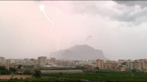 https://www.ragusanews.com/immagini_articoli/05-10-2021/allerta-arancione-sulla-sicilia-voli-dirottati-e-allagamenti-video-280.jpg