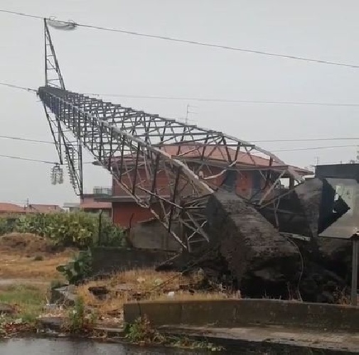 https://www.ragusanews.com/immagini_articoli/05-10-2021/catania-la-distruzione-lasciata-dal-tornado-video-500.jpg