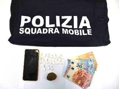 https://www.ragusanews.com/immagini_articoli/05-12-2023/a-ragusa-la-cocaina-in-palline-300.jpg
