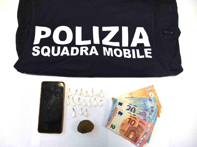 https://www.ragusanews.com/immagini_articoli/05-12-2023/a-ragusa-la-cocaina-in-palline-500.jpg