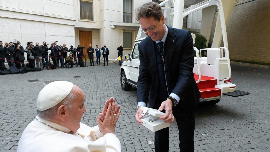 https://www.ragusanews.com/immagini_articoli/05-12-2024/1733390179-papamobile-mercedes-regala-classe-g-elettrica-a-bergoglio-papa-francesco-voglio-gli-operai-2-500.jpg