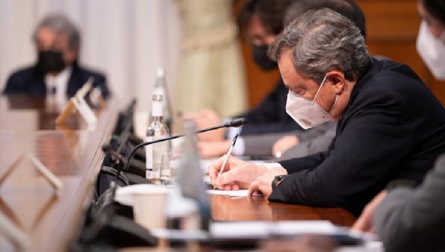 https://www.ragusanews.com/immagini_articoli/06-01-2022/obbligo-vaccinale-per-over-50-e-tutte-le-nuove-misure-anti-covid-500.jpg