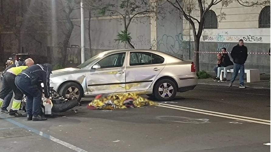https://www.ragusanews.com/immagini_articoli/06-01-2025/catania-finisce-con-la-moto-contro-un-auto-in-viale-mario-rapisardi-48enne-muore-sul-colpo-500.jpg