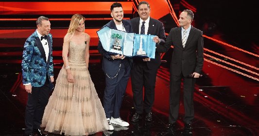 https://www.ragusanews.com/immagini_articoli/06-03-2021/1615020690-gli-abiti-di-barbara-palombelli-e-beatrice-venezi-a-sanremo-2021-foto-4-280.jpg
