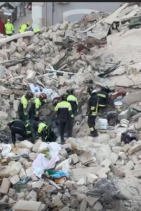 https://www.ragusanews.com/immagini_articoli/06-03-2025/viva-sotto-le-macerie-la-donna-finita-sotto-le-macerie-a-bari-300.jpg