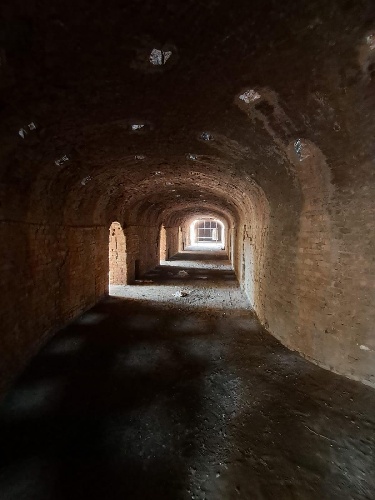 https://www.ragusanews.com/immagini_articoli/06-04-2025/1743964162-fornace-pisciotto-riemerge-il-forno-hoffmann-grazie-ai-lavori-della-sovrintendenza-foto-2-500.jpg