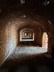 https://www.ragusanews.com/immagini_articoli/06-04-2025/1743964163-fornace-pisciotto-riemerge-il-forno-hoffmann-grazie-ai-lavori-della-sovrintendenza-foto-3-300.jpg