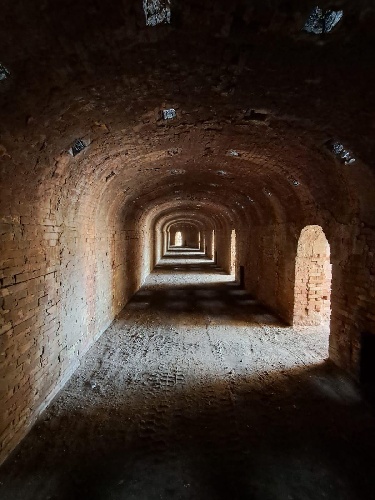 https://www.ragusanews.com/immagini_articoli/06-04-2025/1743964163-fornace-pisciotto-riemerge-il-forno-hoffmann-grazie-ai-lavori-della-sovrintendenza-foto-3-500.jpg