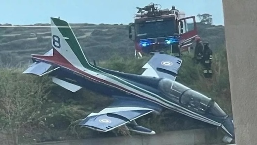 https://www.ragusanews.com/immagini_articoli/06-05-2025/frecce-tricolori-schianto-fuori-pista-nello-scalo-di-pantelleria-soccorso-il-pilota-300.jpg