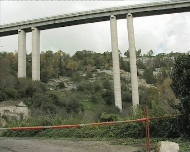 https://www.ragusanews.com/immagini_articoli/06-05-2025/modica-grave-incidente-in-moto-al-viadotto-nino-avola-29enne-trasferito-a-catania-300.jpg
