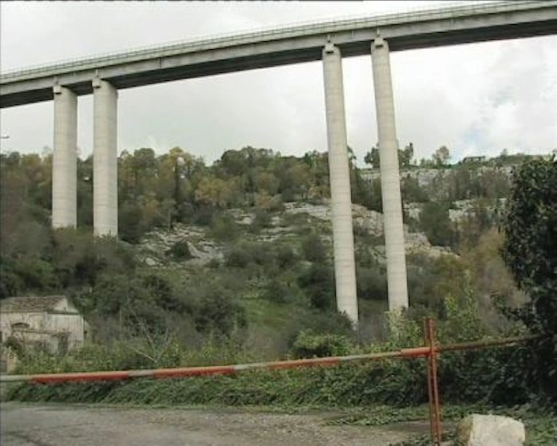 https://www.ragusanews.com/immagini_articoli/06-05-2025/modica-grave-incidente-in-moto-al-viadotto-nino-avola-29enne-trasferito-a-catania-500.webp