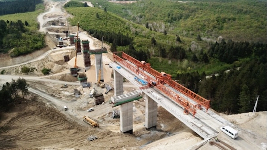 https://www.ragusanews.com/immagini_articoli/06-05-2025/ragusa-catania-ritrovamento-tombe-antiche-cambia-il-tracciato-500.webp
