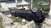 https://www.ragusanews.com/immagini_articoli/06-05-2025/scicli-si-ribalta-con-l-auto-e-vola-in-un-cortile-tragedia-sfiorata-alla-perifera-della-citta-vd-100.jpg