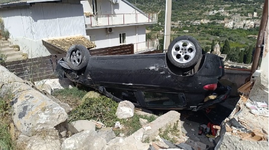 https://www.ragusanews.com/immagini_articoli/06-05-2025/scicli-si-ribalta-con-l-auto-e-vola-in-un-cortile-tragedia-sfiorata-alla-perifera-della-citta-vd-300.jpg
