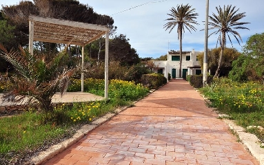https://www.ragusanews.com/immagini_articoli/06-06-2017/1496740702-villa-berlusconi-lampedusa-marmi-scicli-1-240.jpg