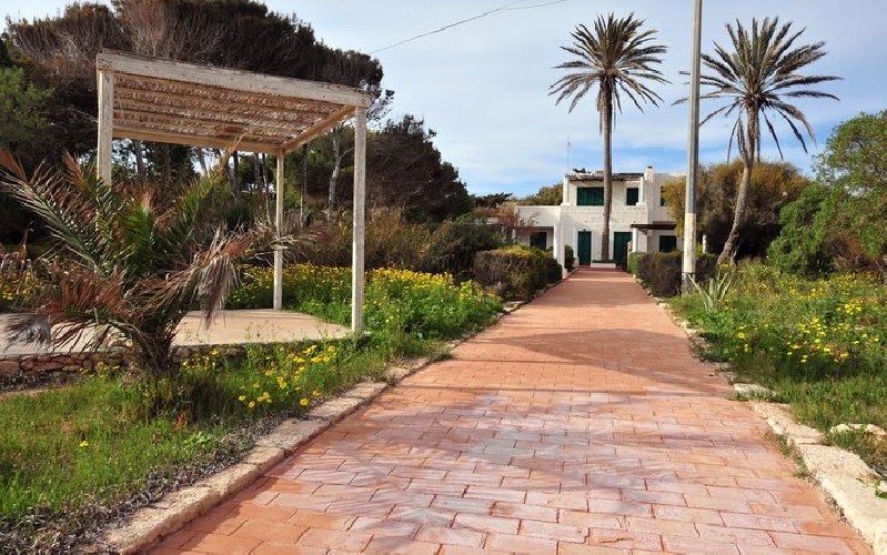 https://www.ragusanews.com/immagini_articoli/06-06-2017/1496740702-villa-berlusconi-lampedusa-marmi-scicli-1-500.jpg