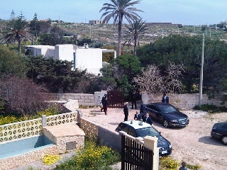 https://www.ragusanews.com/immagini_articoli/06-06-2017/1496740702-villa-berlusconi-lampedusa-marmi-scicli-2-240.jpg