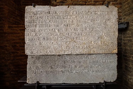 https://www.ragusanews.com/immagini_articoli/06-06-2023/1686087638-taormina-mostra-palinsesti-il-teatro-antico-dalla-storia-al-mito-2-300.jpg