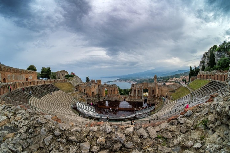 https://www.ragusanews.com/immagini_articoli/06-06-2023/taormina-mostra-palinsesti-il-teatro-antico-dalla-storia-al-mito-500.jpg