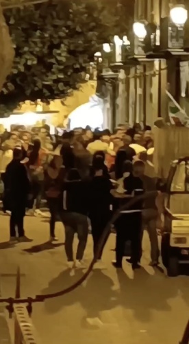 https://www.ragusanews.com/immagini_articoli/06-06-2024/botte-al-comizio-elettorale-il-video-della-zuffa-500.jpg