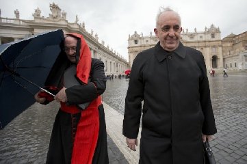 https://www.ragusanews.com/immagini_articoli/06-07-2018/1530863723-morto-camerlengo-annuncio-habemus-papam-1-240.jpg