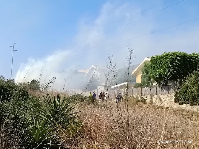 https://www.ragusanews.com/immagini_articoli/06-08-2023/1691335881-sampieri-l-elicottero-per-spegnere-le-fiamme-dall-alto-video-1-500.jpg