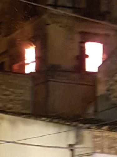 https://www.ragusanews.com/immagini_articoli/06-12-2017/modica-incendio-casa-vicino-pietro-500.jpg