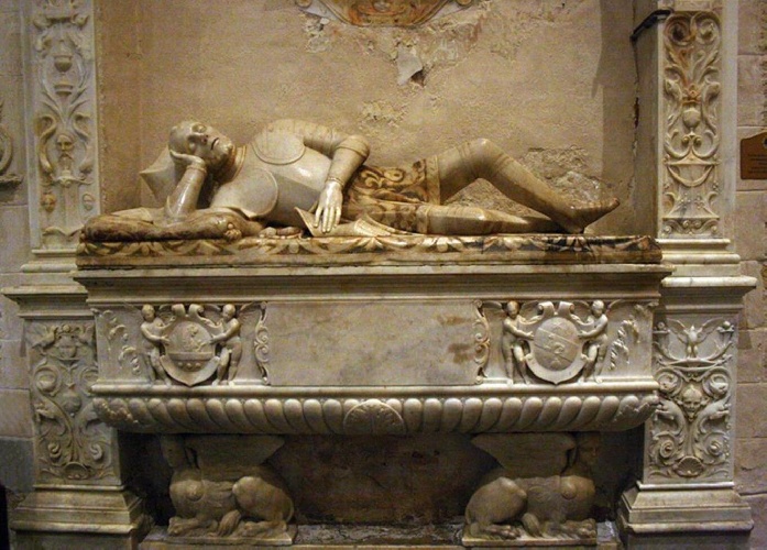 https://www.ragusanews.com/immagini_articoli/07-01-2023/il-lungo-viaggio-del-sarcofago-marmoreo-di-baldassarre-ii-barone-di-comiso-500.jpg