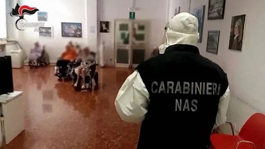 https://www.ragusanews.com/immagini_articoli/07-01-2025/ragusa-blitz-dei-nas-in-una-rsa-persone-fermate-e-struttura-chiusa-300.jpg