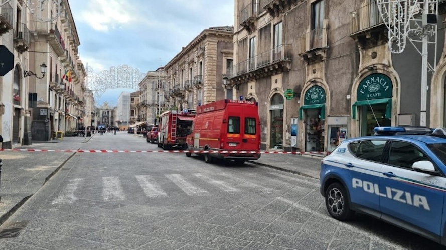 https://www.ragusanews.com/immagini_articoli/07-02-2025/pacco-sospetto-tra-via-etnea-e-i-quattro-canti-a-catania-500.jpg