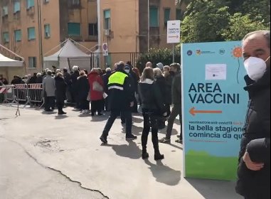 https://www.ragusanews.com/immagini_articoli/07-04-2021/ragusa-multe-alla-gente-in-coda-per-il-vaccino-video-280.jpg