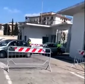 https://www.ragusanews.com/immagini_articoli/07-04-2021/sicilia-in-fila-a-messina-per-i-vaccini-a-catania-per-i-tamponi-video-280.jpg